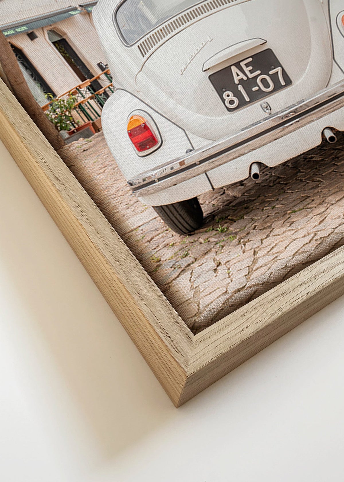 Obraz města s klasickým autem na dláždění – Canvas detail