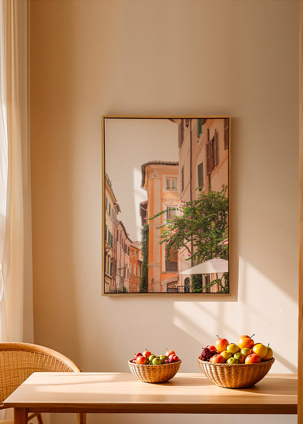 Obraz města: římská ulička s bougainvilleou – Canvas2