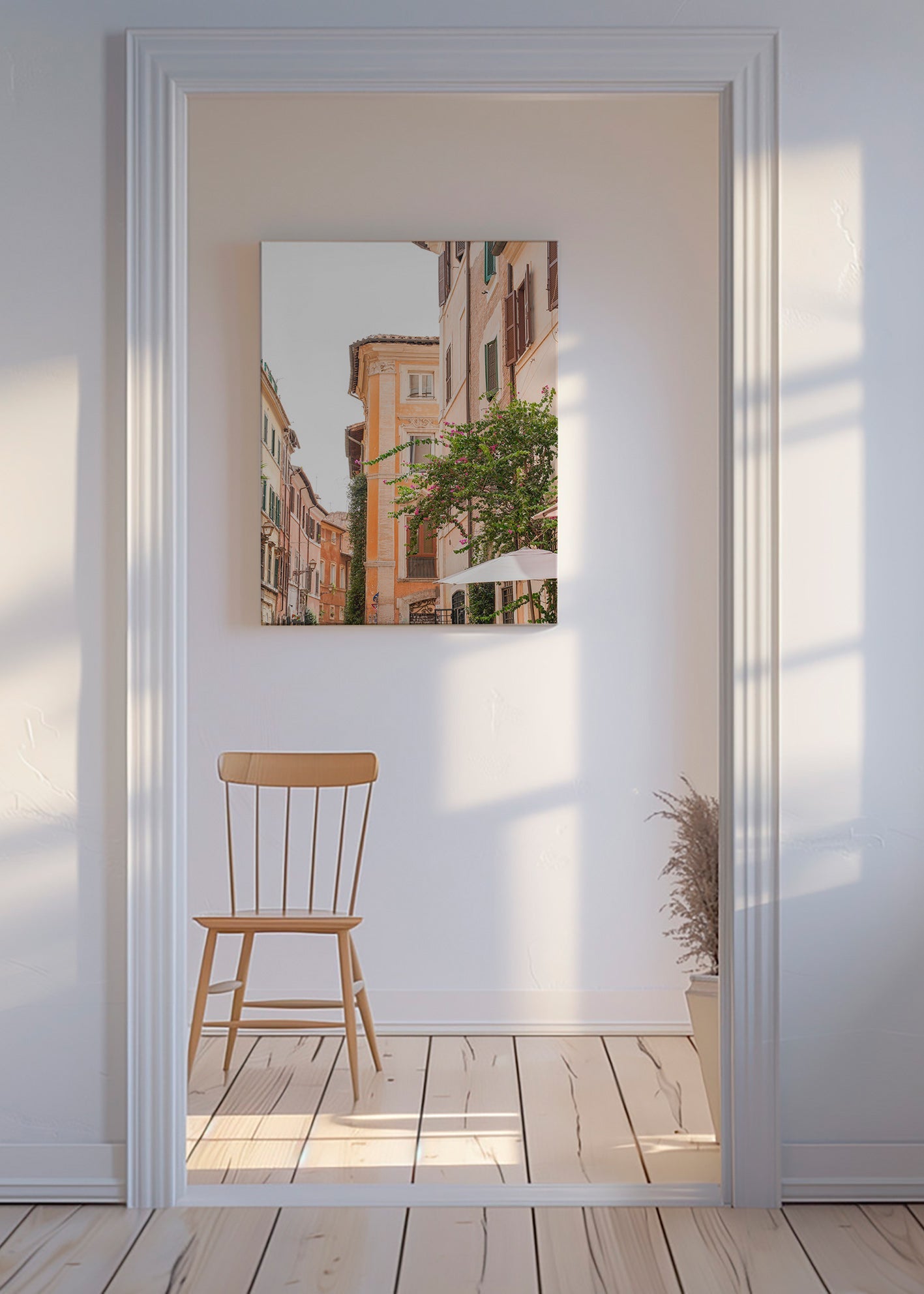 Obraz města: římská ulička s bougainvilleou – Canvas