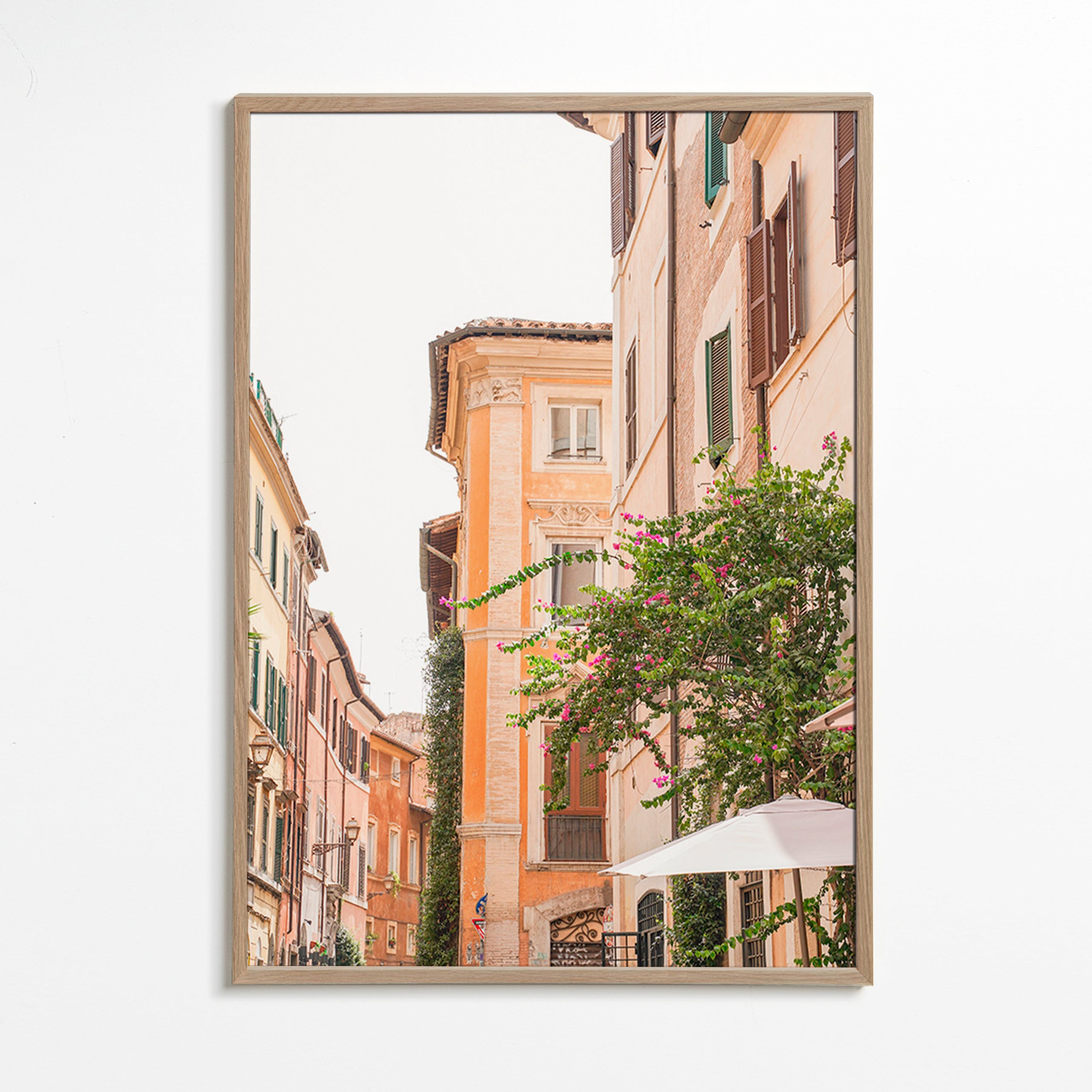 Obraz města: římská ulička s bougainvilleou – Oak Frame