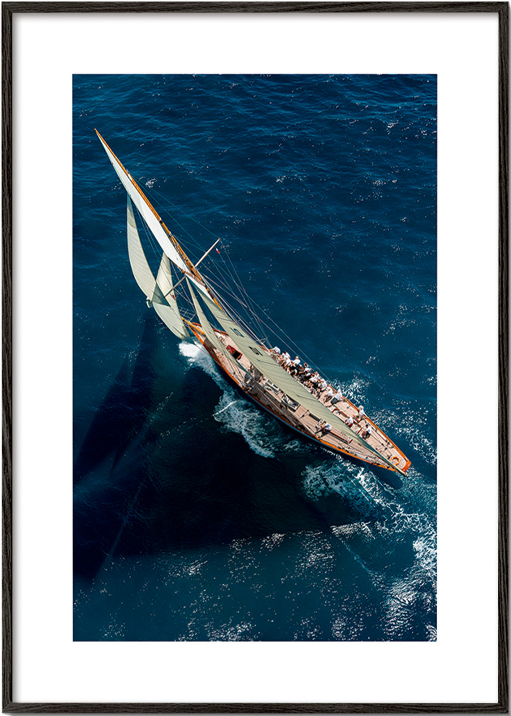 Fotografie klasické plachetnice v závodě – Black Frame