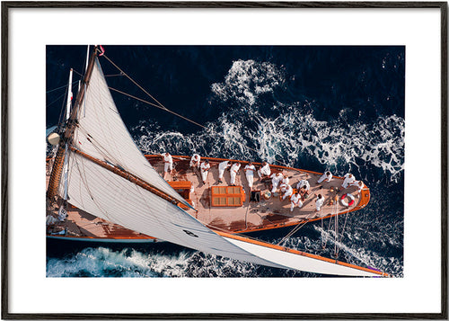 Letecká fotografie plachetnice na otevřeném moři – Black Frame