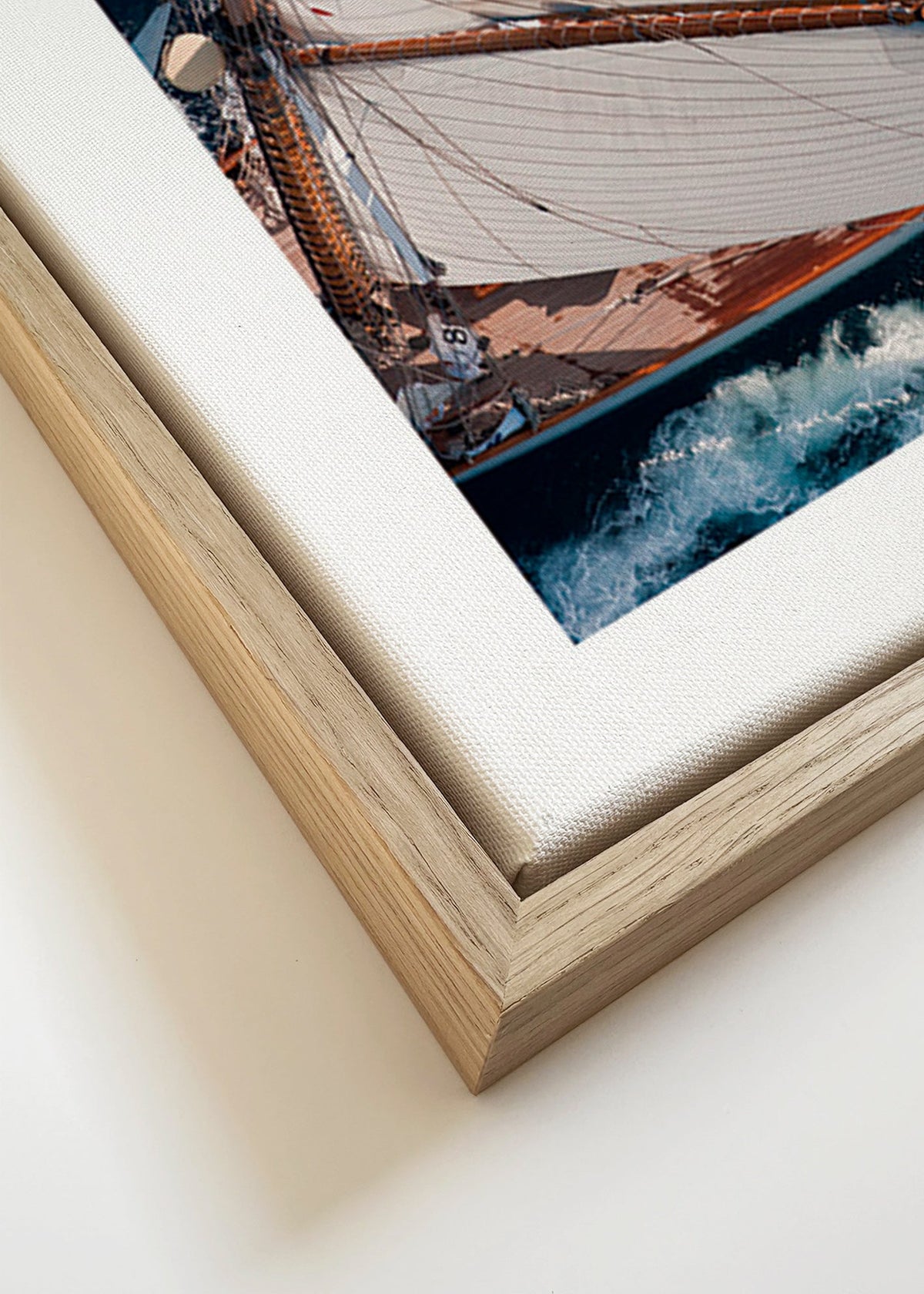 Letecká fotografie plachetnice na otevřeném moři – Canvas detail
