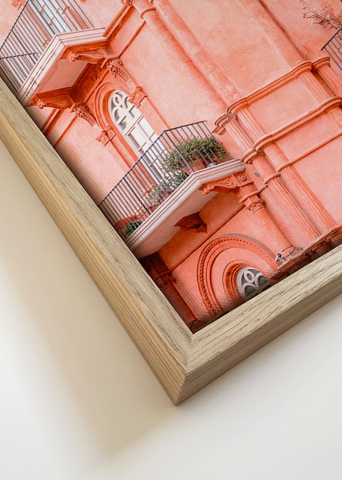 Obraz města: růžová fasáda s balkony – Canvas detail
