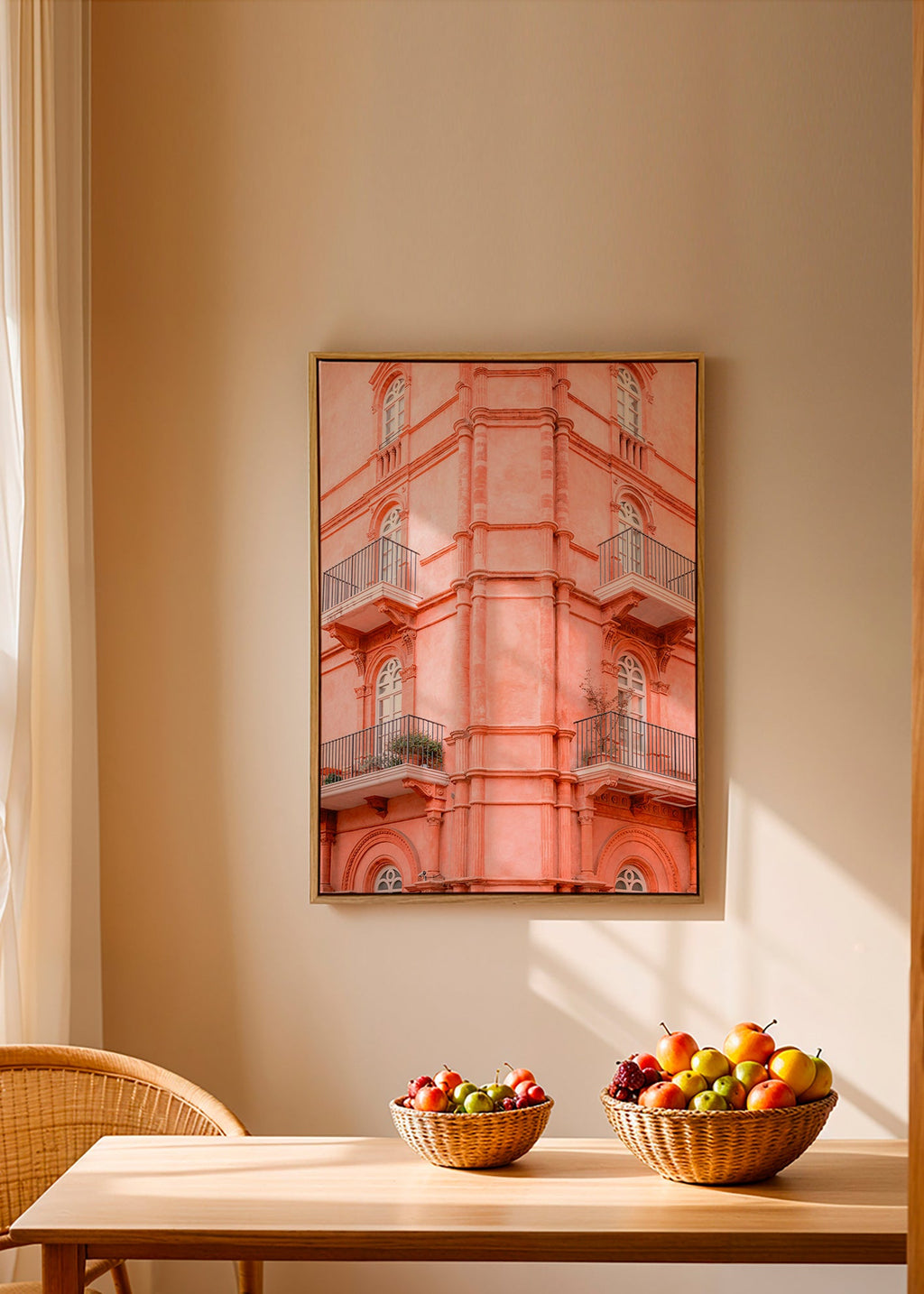 Obraz města: růžová fasáda s balkony – Canvas1