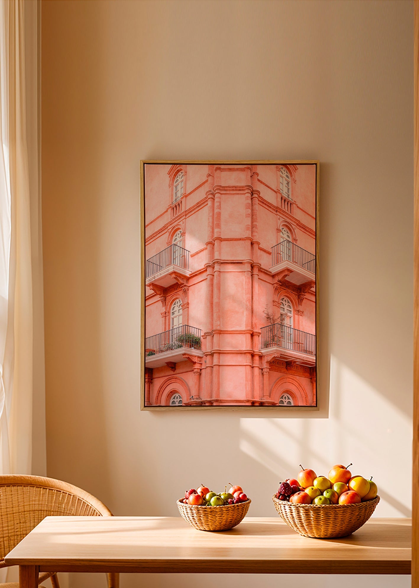Obraz města: růžová fasáda s balkony – Canvas1