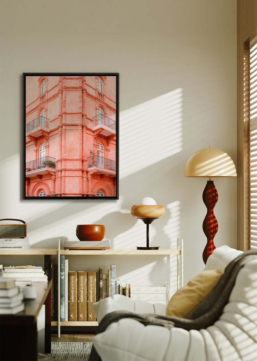 Obraz města: růžová fasáda s balkony – Canvas2