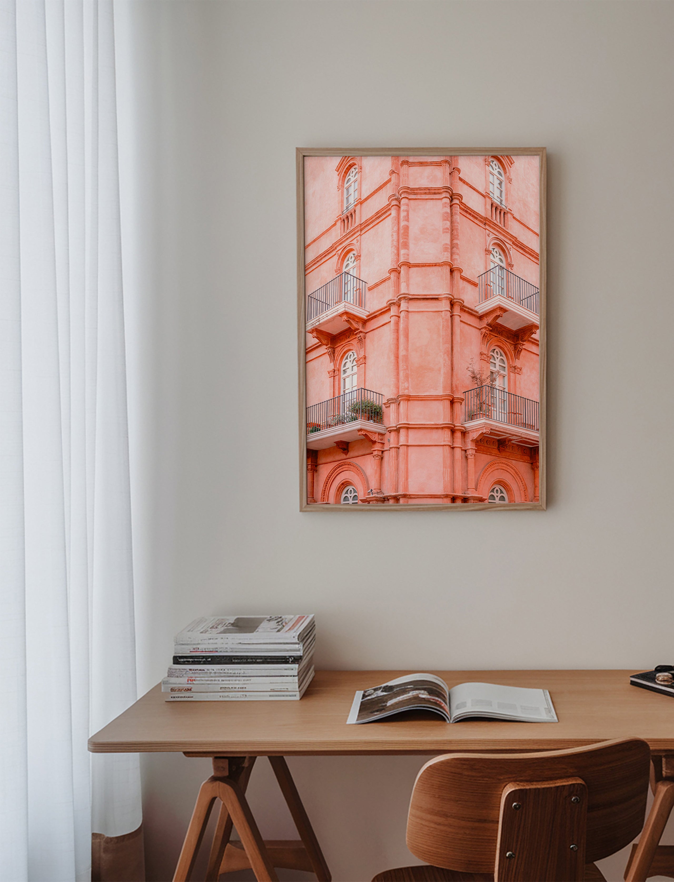 Obraz města: růžová fasáda s balkony – Product3