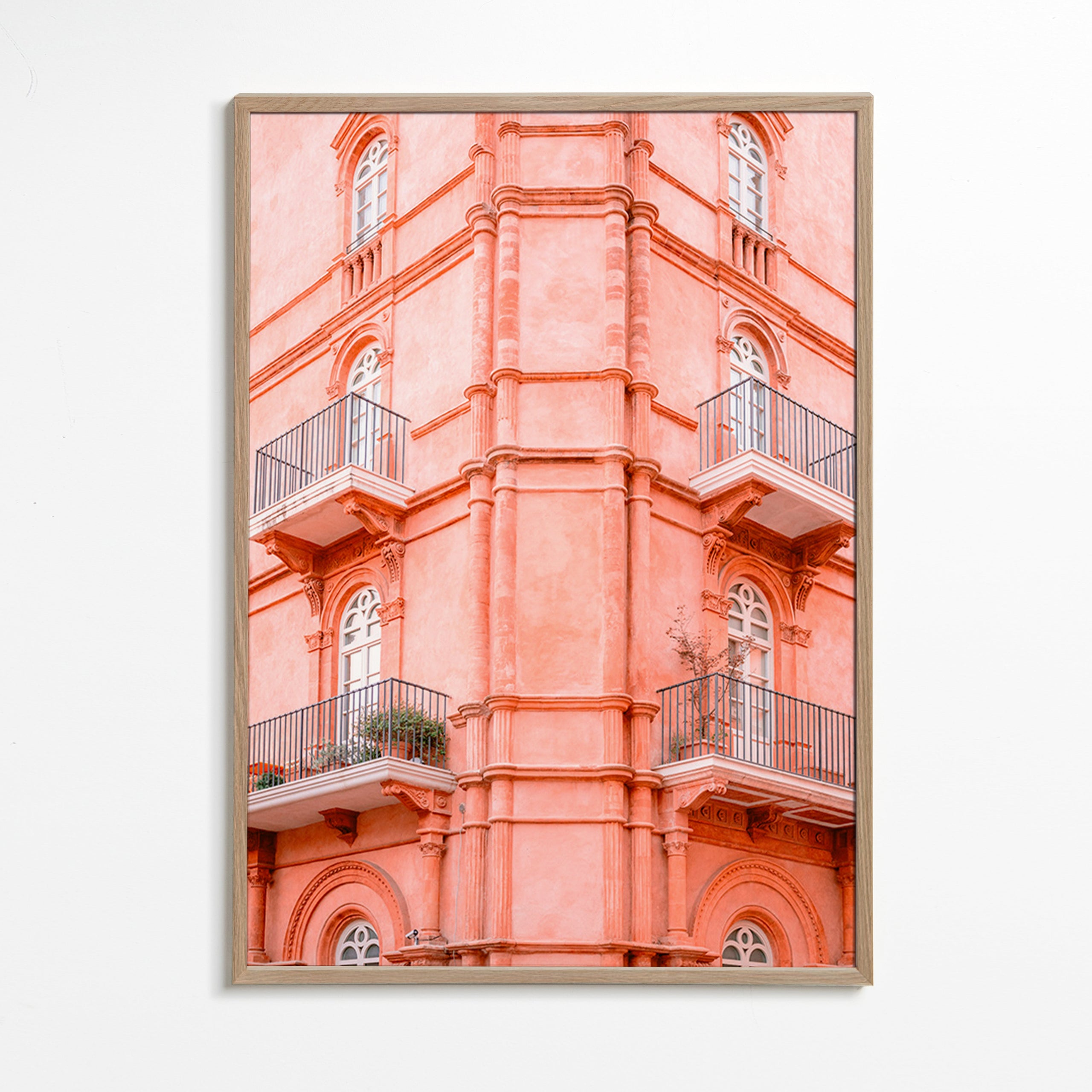 Obraz města: růžová fasáda s balkony – Oak Frame