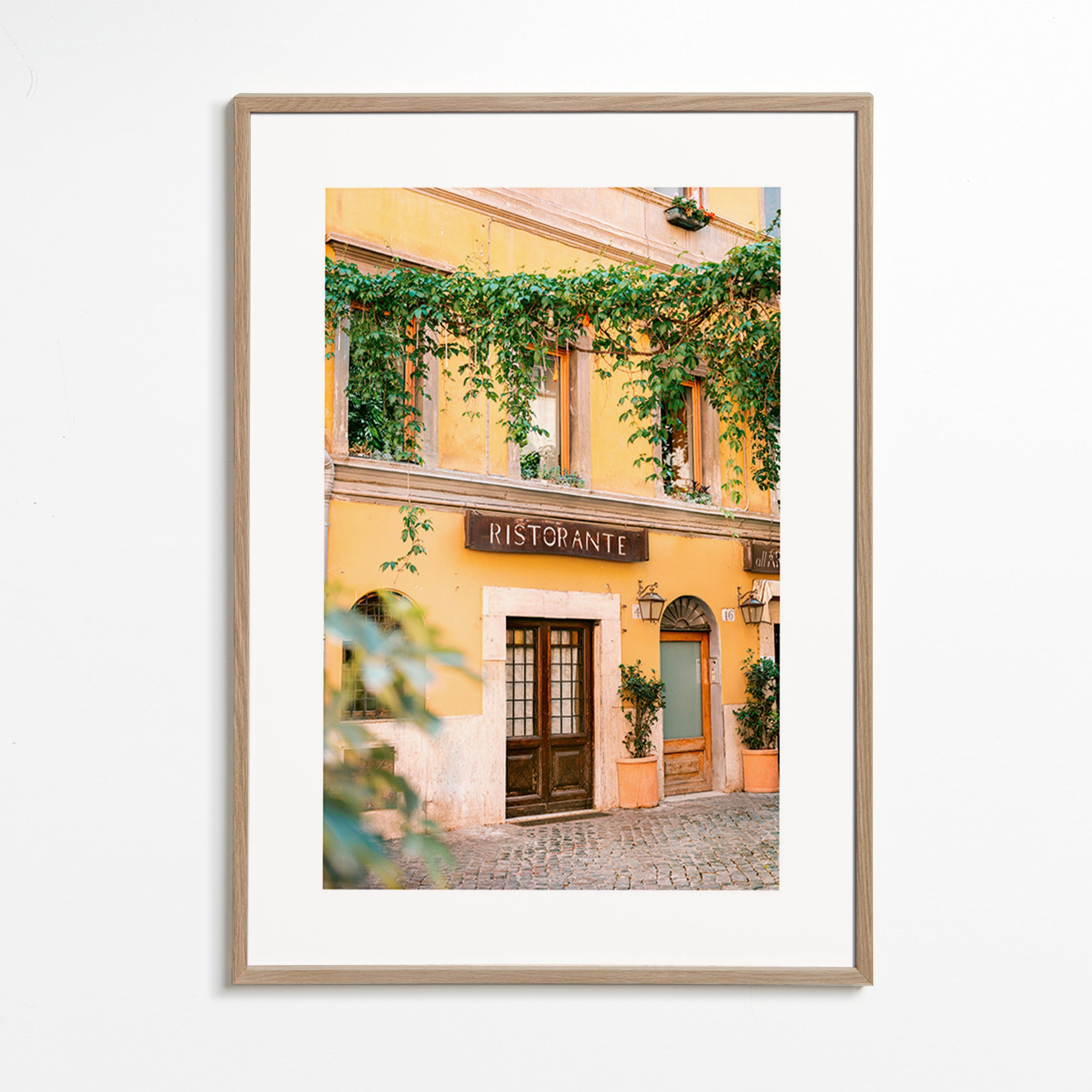 Obraz do kuchyně: fasáda ristorante v teplé žluté – Oak Frame