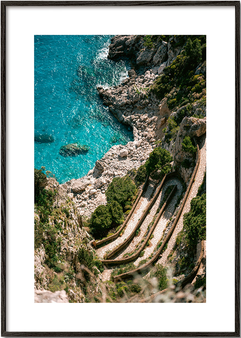 Nábřežní krajina s terasovitými útesy – Black Frame