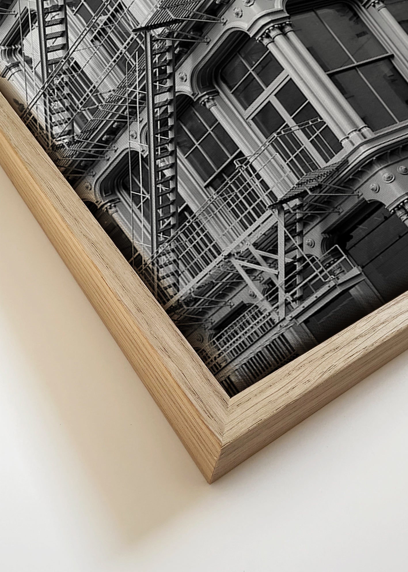 Fotografie městského rohu s protipožárními schody – Canvas detail
