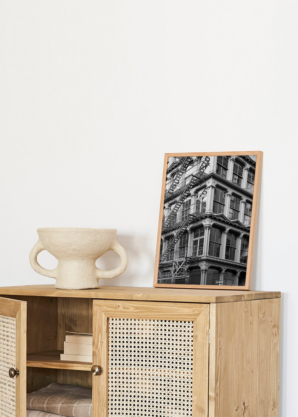 Fotografie městského rohu s protipožárními schody – Product2