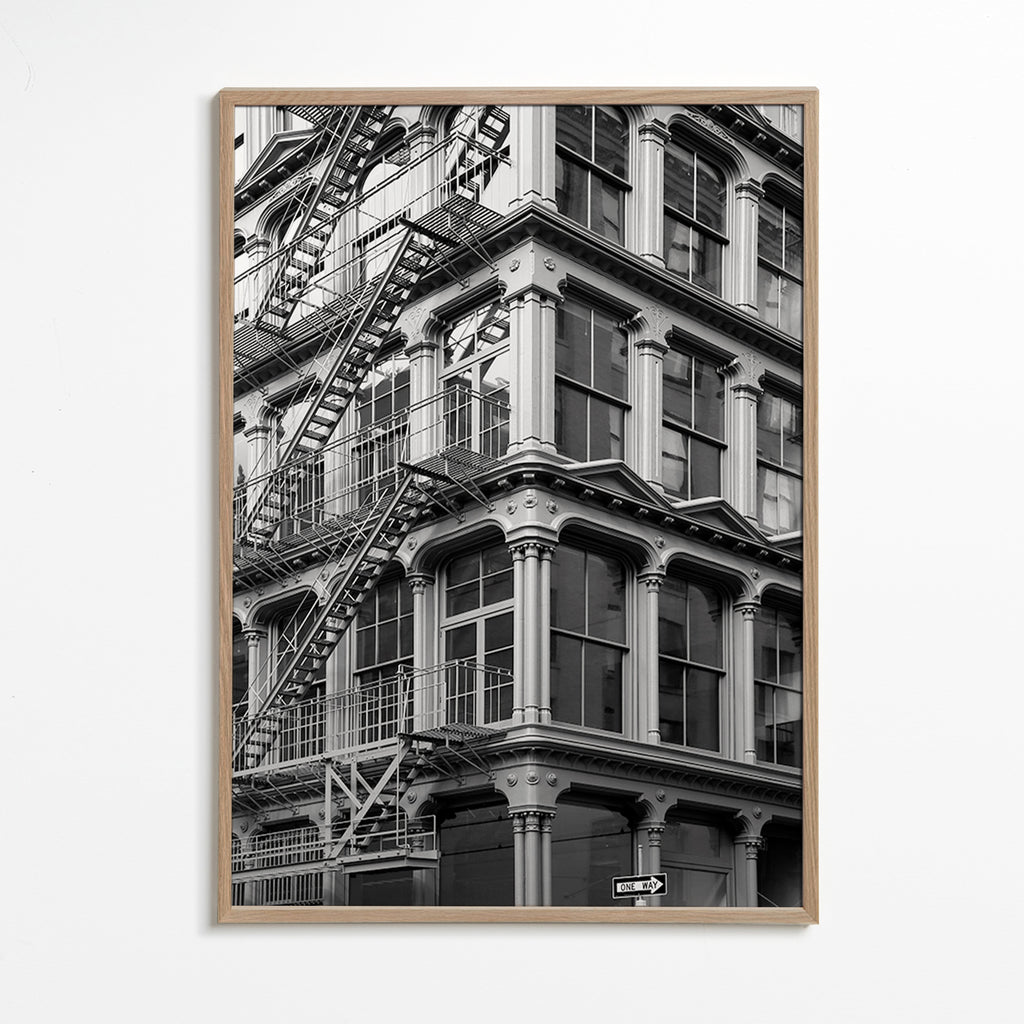 Fotografie městského rohu s protipožárními schody – Oak Frame