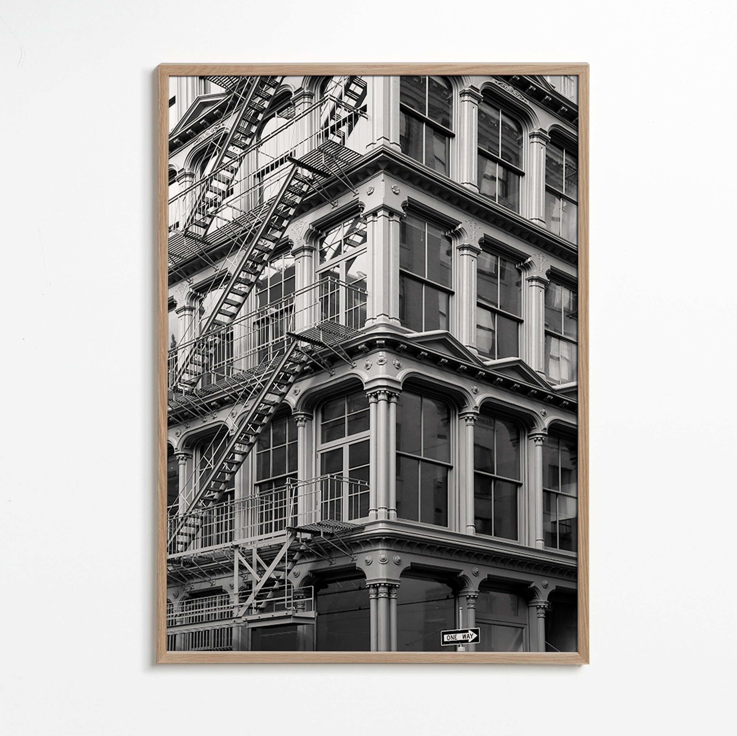 Fotografie městského rohu s protipožárními schody – Oak Frame