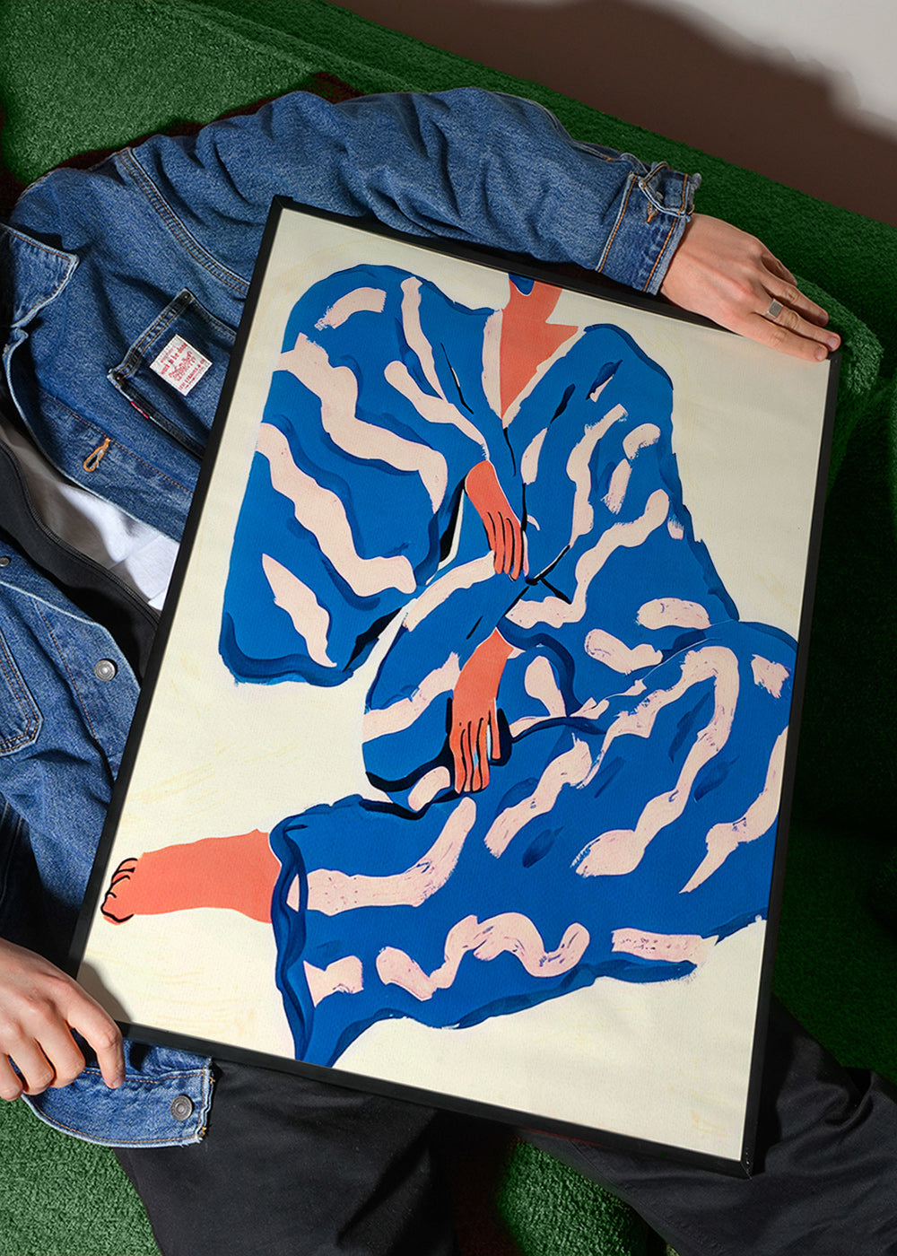 Ilustrace postavy v modrém rouchu – Product1