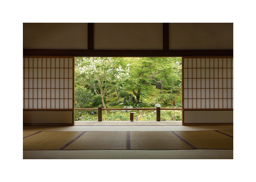Relaxující design s výhledem na japonskou zahradu uvnitř