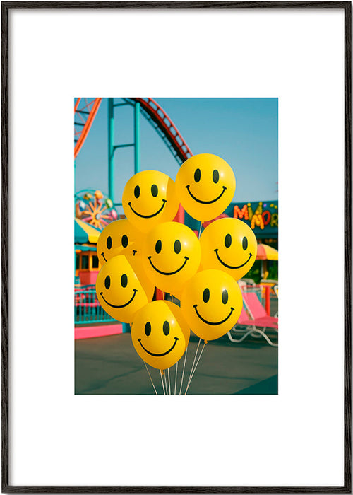 Fotografie usměvavých balónků v zábavním parku – Black Frame