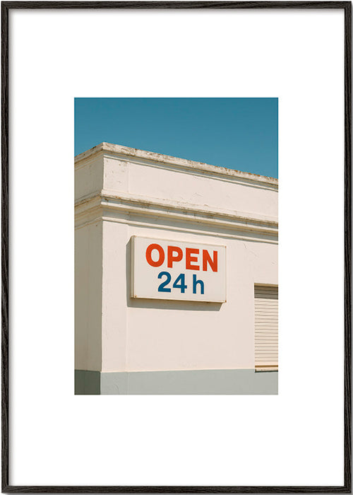 Minimalistický plakát fasáda s nápisem OPEN 24h – Black Frame