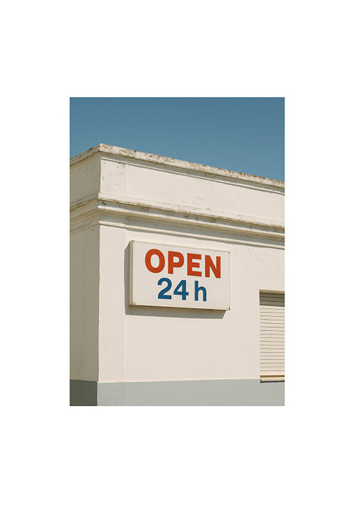 Minimalistický plakát fasáda s nápisem OPEN 24h