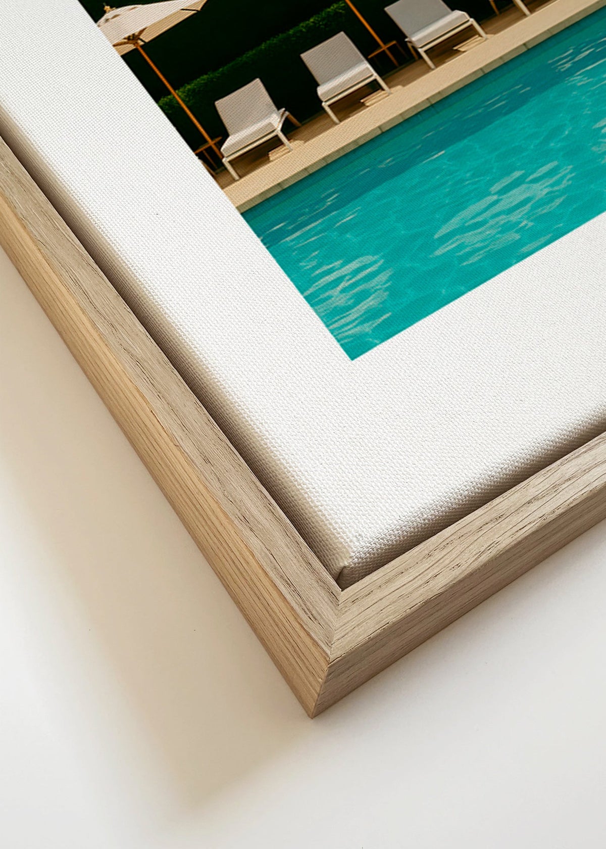 Fotografie bazénu s slunečníky a čistými liniemi – Canvas detail