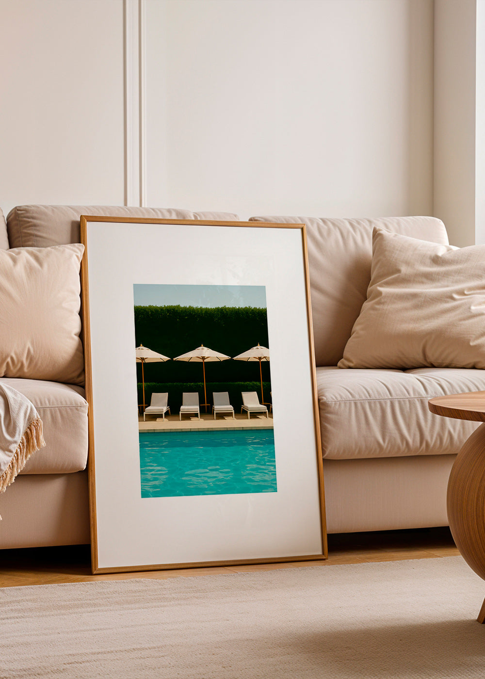 Fotografie bazénu s slunečníky a čistými liniemi – Product2