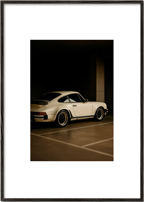 Fotografie klasického auta v noční garáži – Black Frame