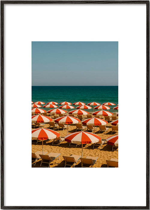 Krajinný obraz s červenými slunečníky – Black Frame