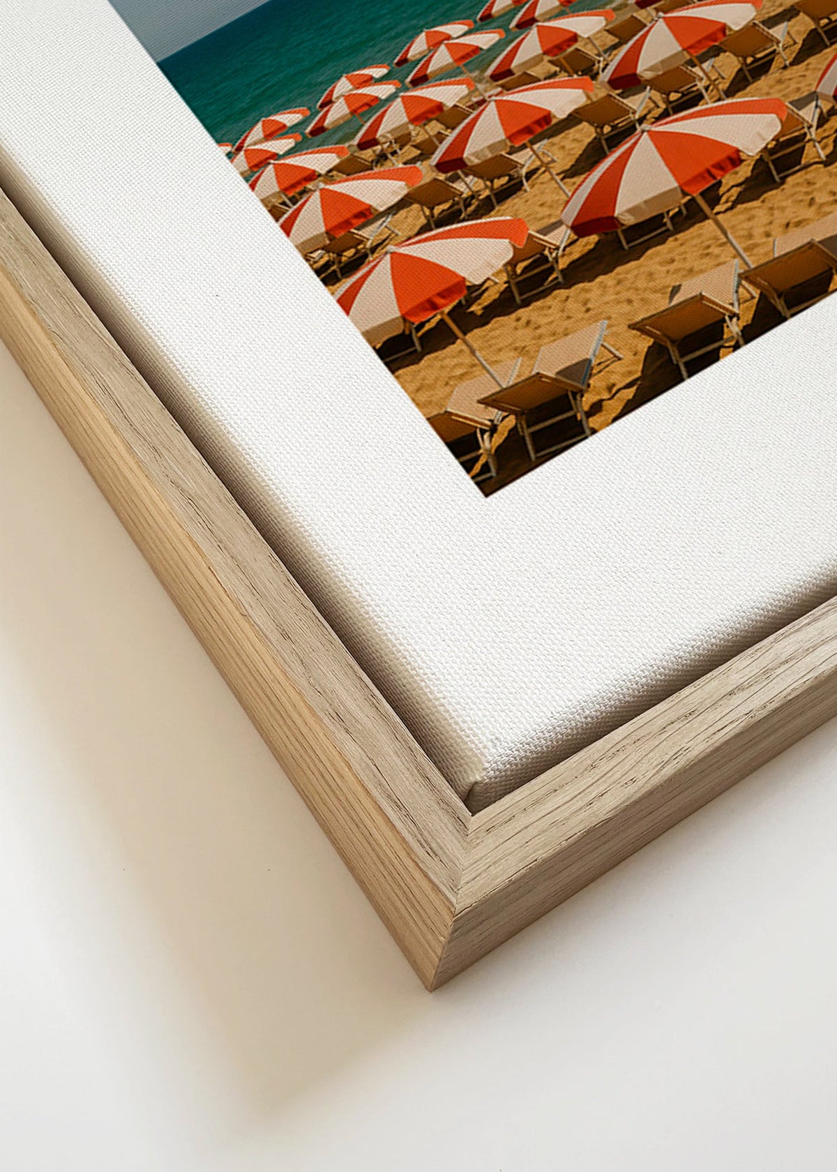 Krajinný obraz s červenými slunečníky – Canvas detail