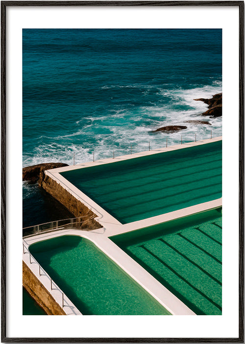 Obraz krajiny s bazény u moře – Black Frame