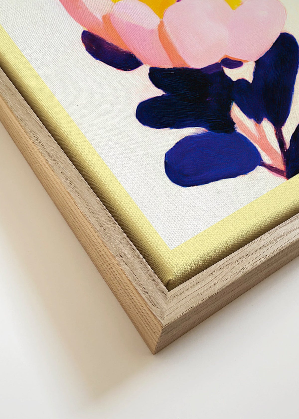 Botanický plakát: růžový květ s tmavě modrými listy – Canvas detail