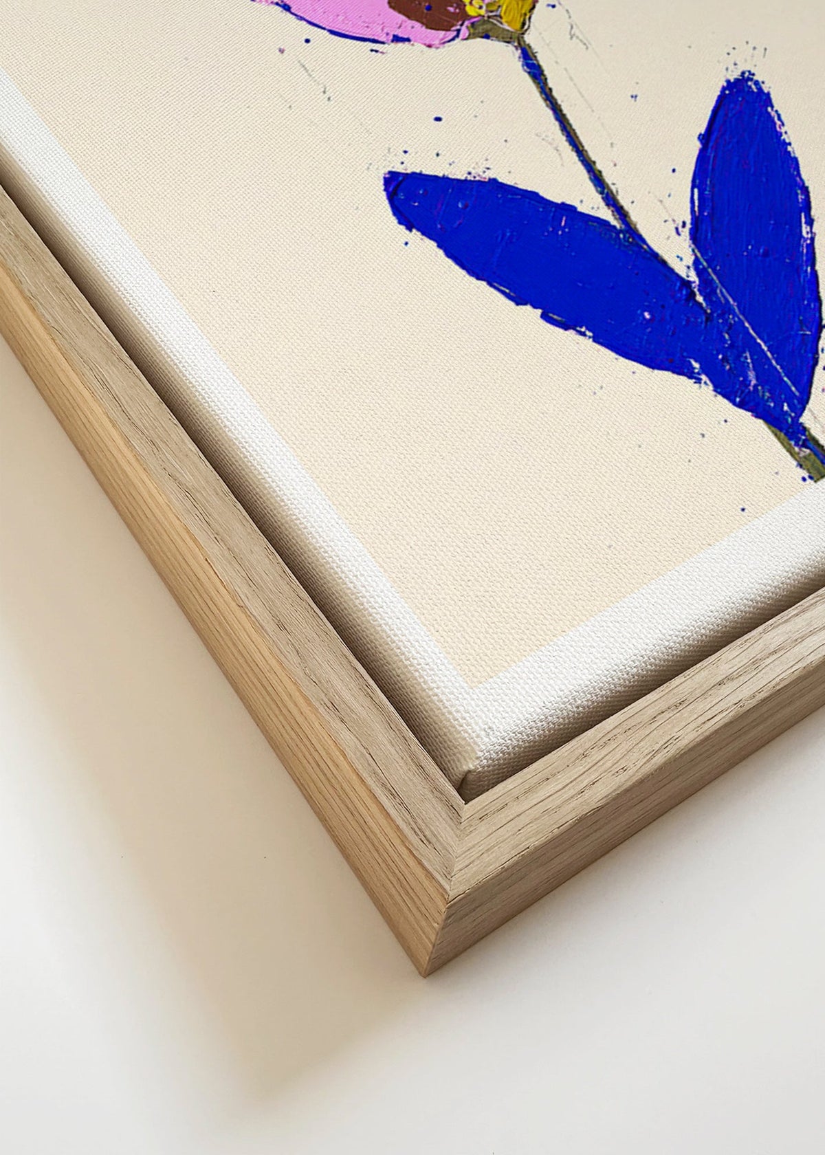 Botanický plakát s fialovým květem a modrým listem – Canvas detail
