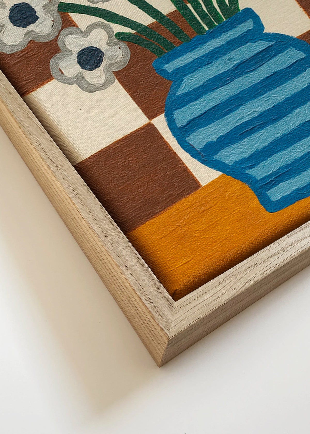 Botanický plakát: modrá váza s květinami na šachovnici – Canvas detail