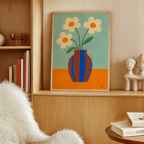 Botanický plakát s pruhovanou vázou a krémovými květy – Product1