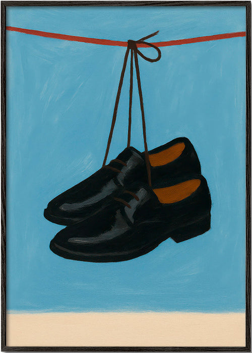 Ilustrace visících bot na modrém pozadí – Black Frame