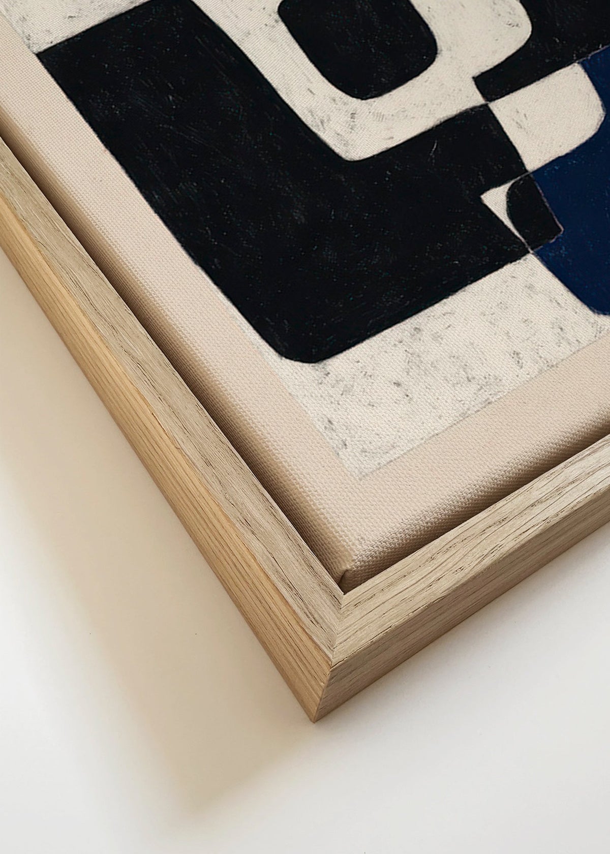 Abstraktní obraz s černými bloky a modrým akcentem – Canvas detail