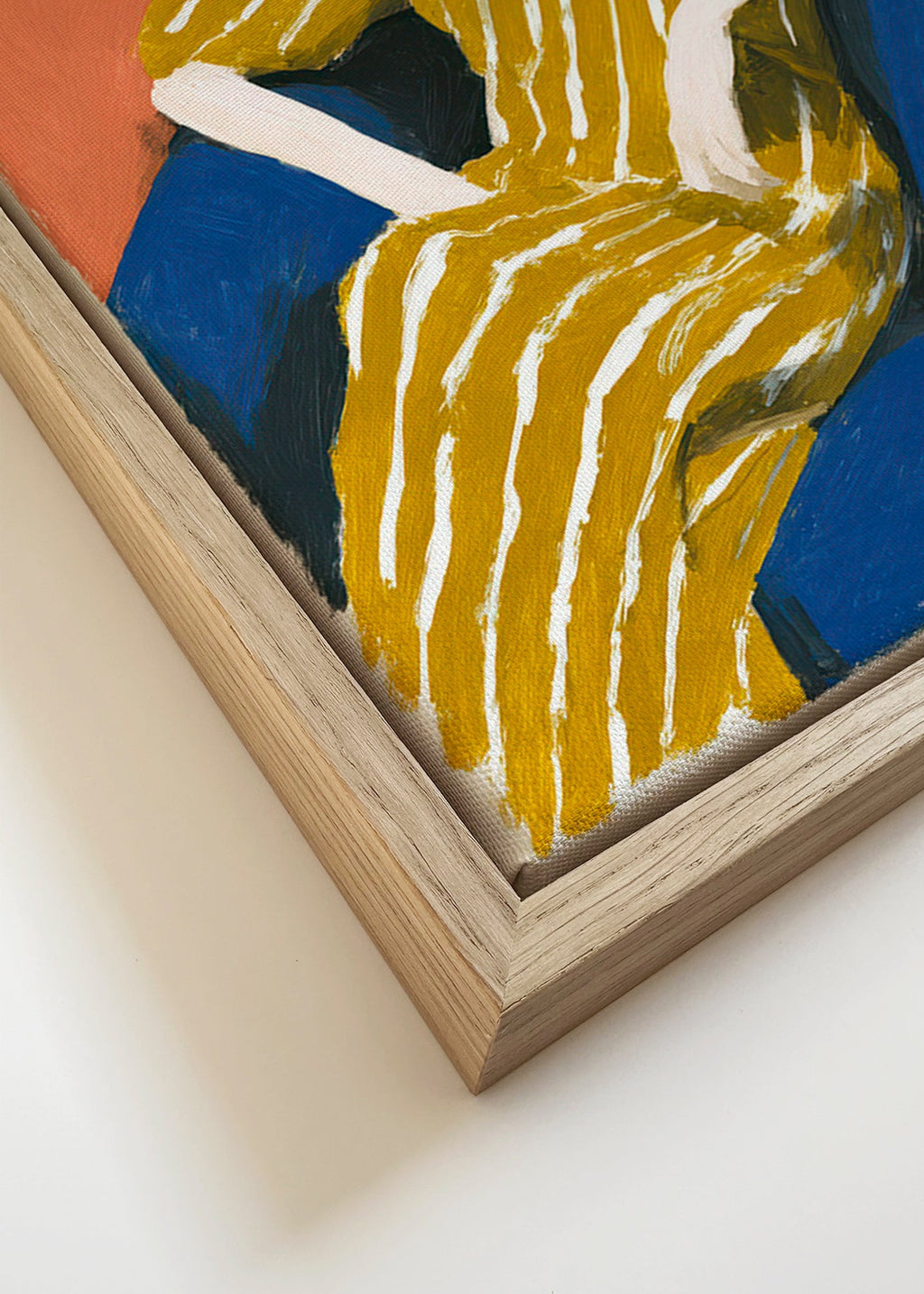 Ilustrace: sedící žena ve zlatých pruzích – Canvas detail