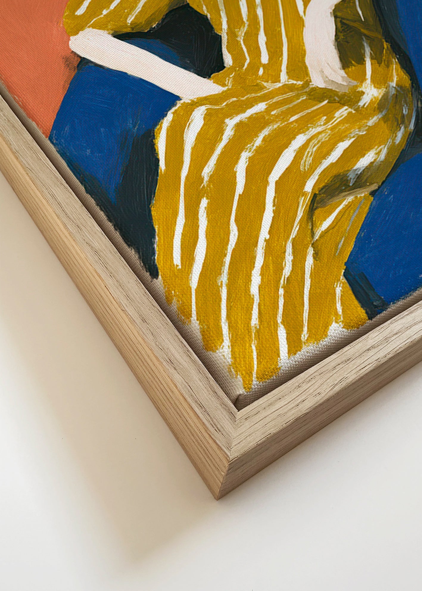 Ilustrace: sedící žena ve zlatých pruzích – Canvas detail