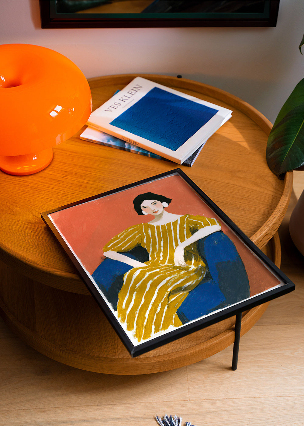Ilustrace: sedící žena ve zlatých pruzích – Product2