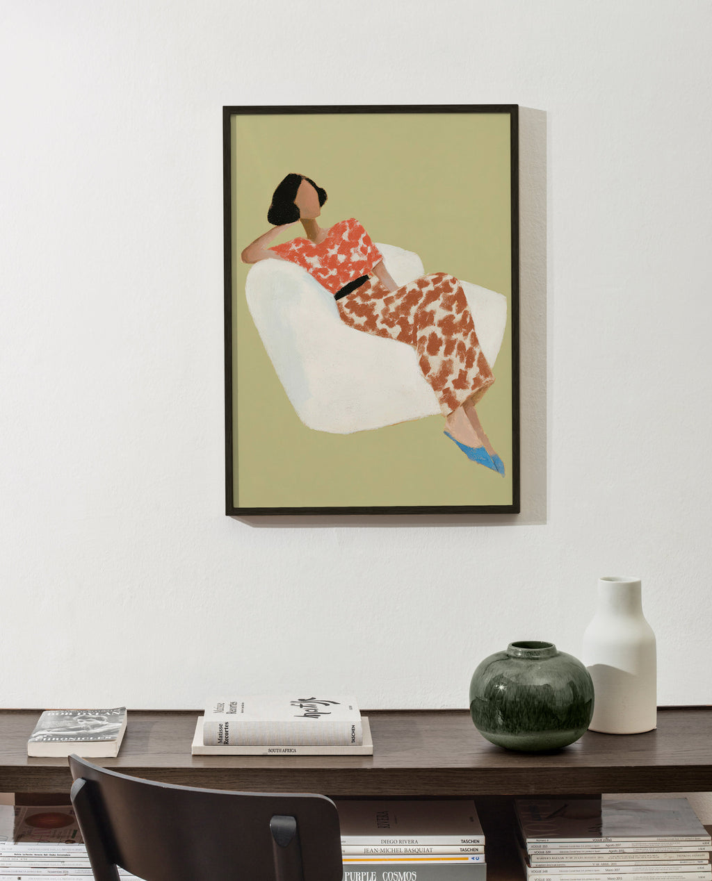 Ilustrace ležící postavy v bílém křesle – Product1