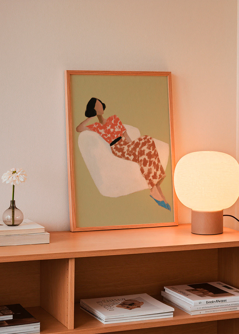 Ilustrace ležící postavy v bílém křesle – Product3