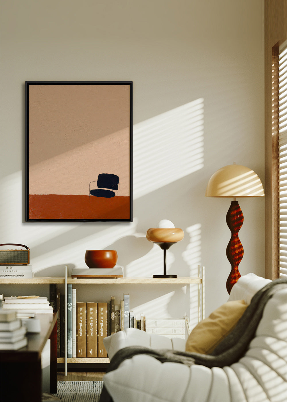 Minimalistický obraz se židlí na okrové podlaze