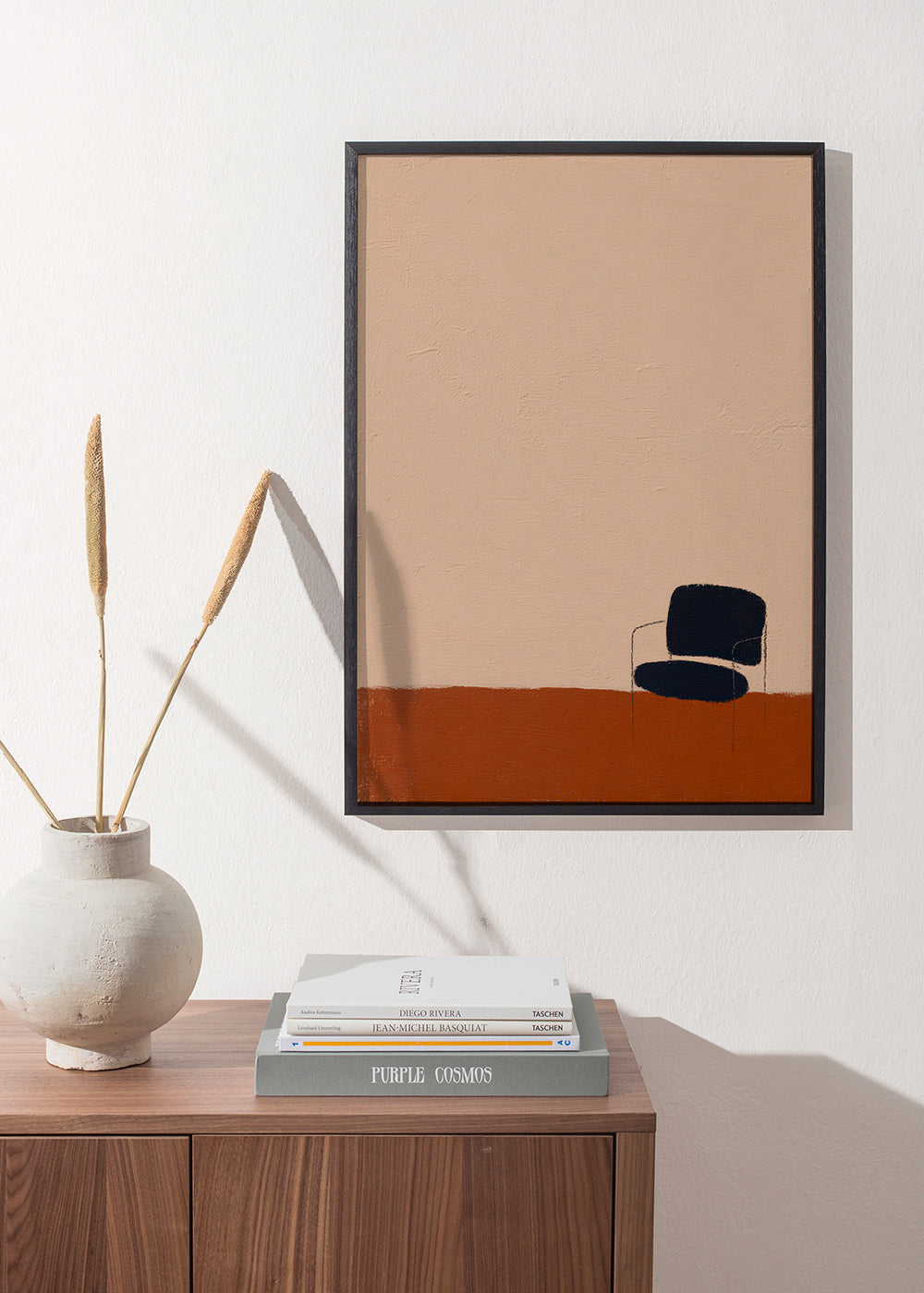 Minimalistický obraz se židlí na okrové podlaze