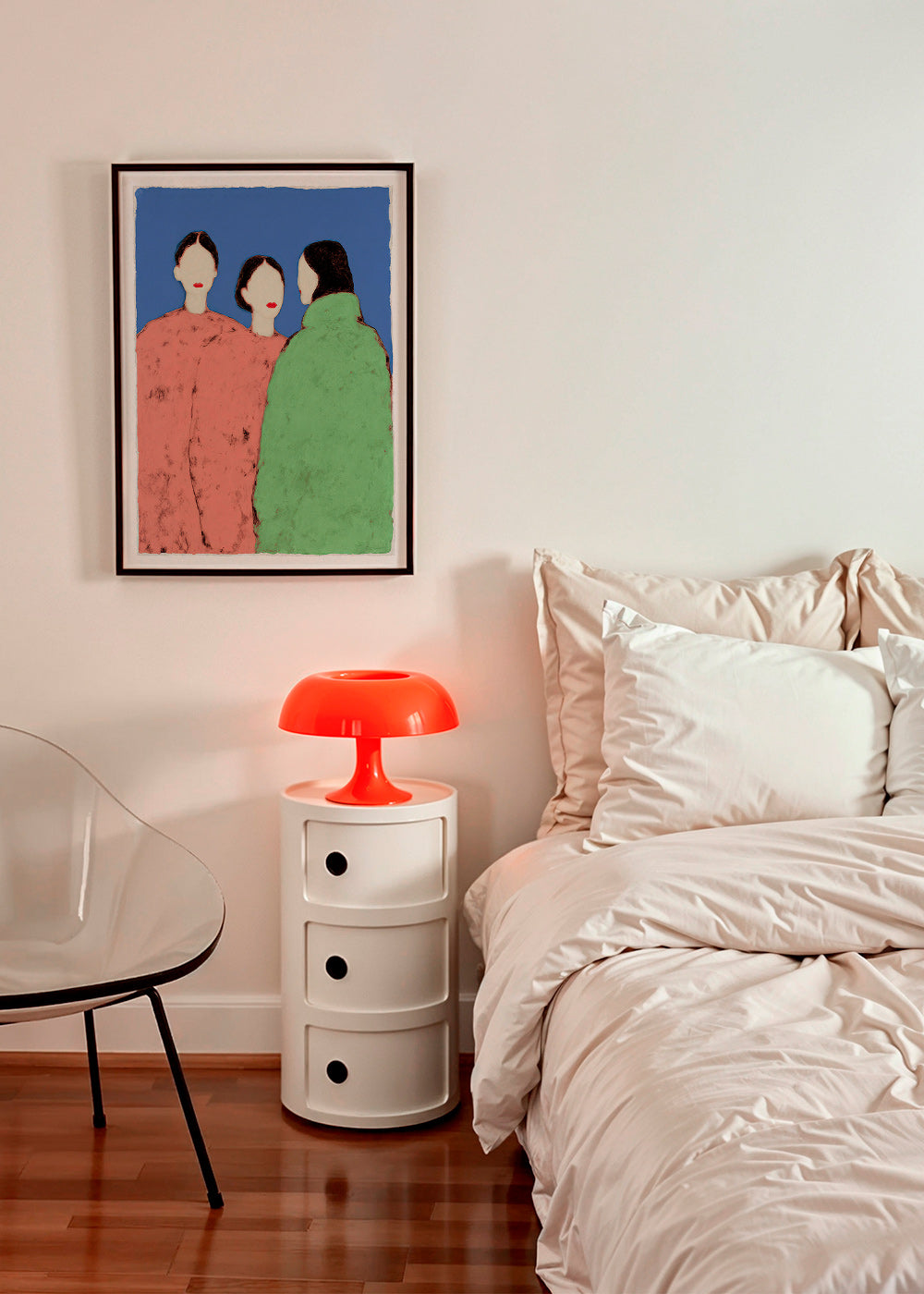 Ilustrace tří stylizovaných postav na modrém pozadí