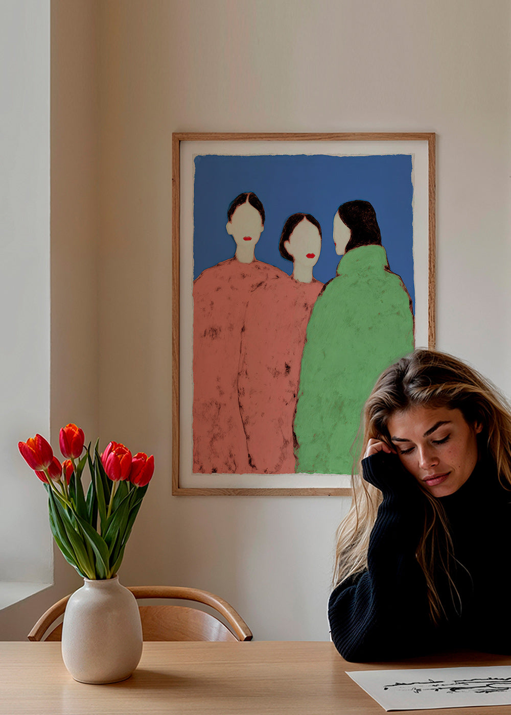 Ilustrace tří stylizovaných postav na modrém pozadí