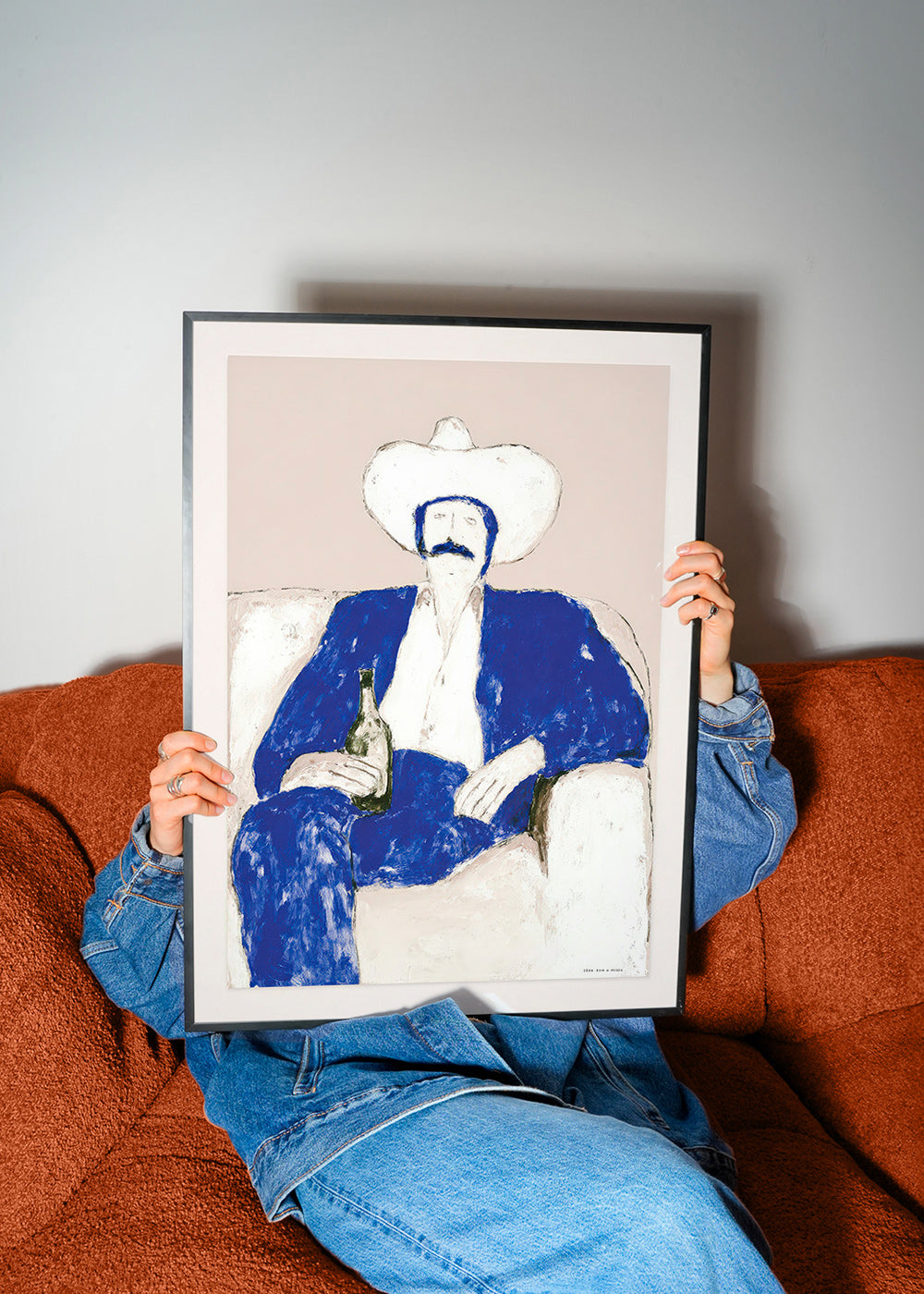 Ilustrace sedícího modrého kovboje