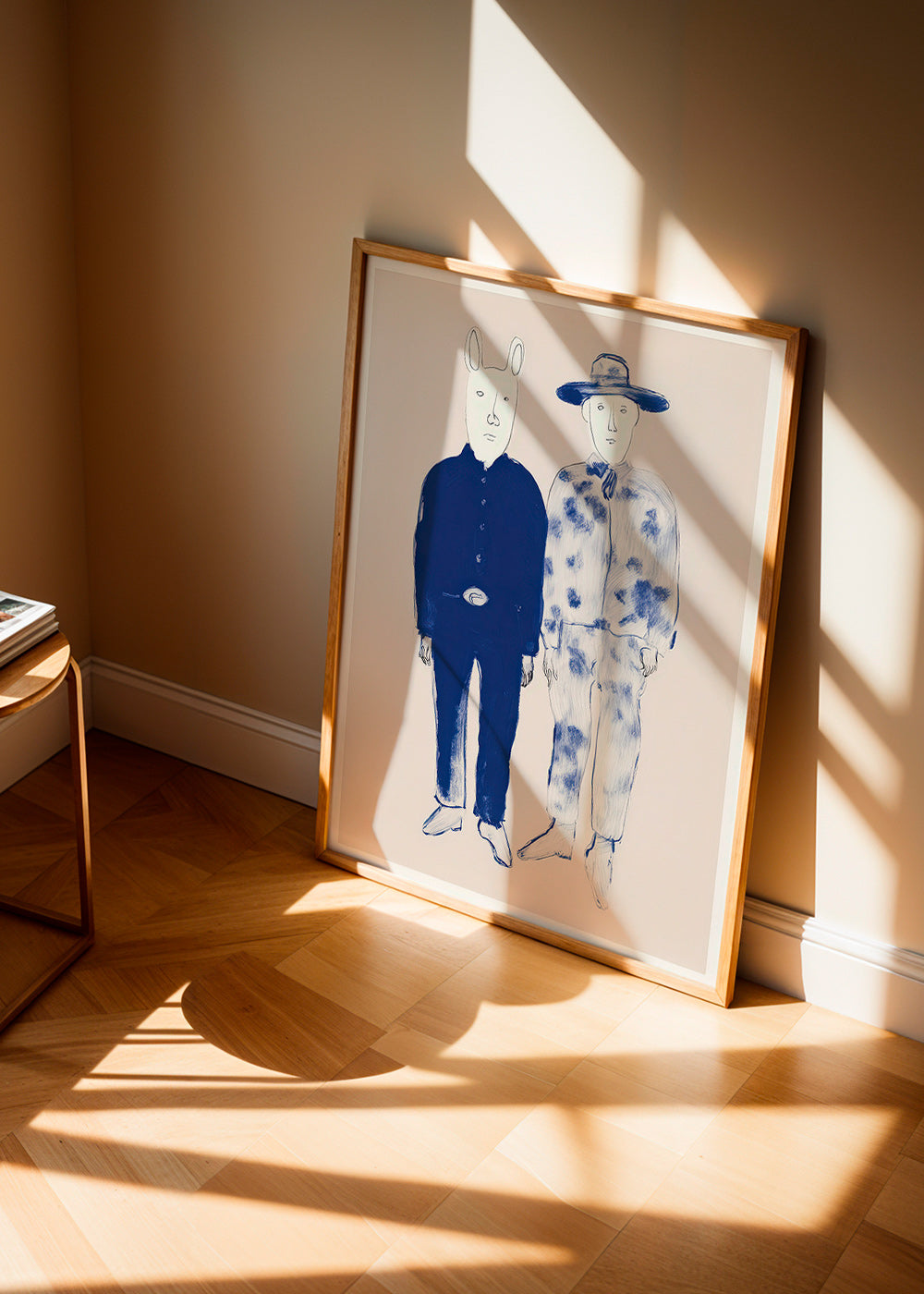 Ilustrace dvou postav s králíkem v modrém inkoustu