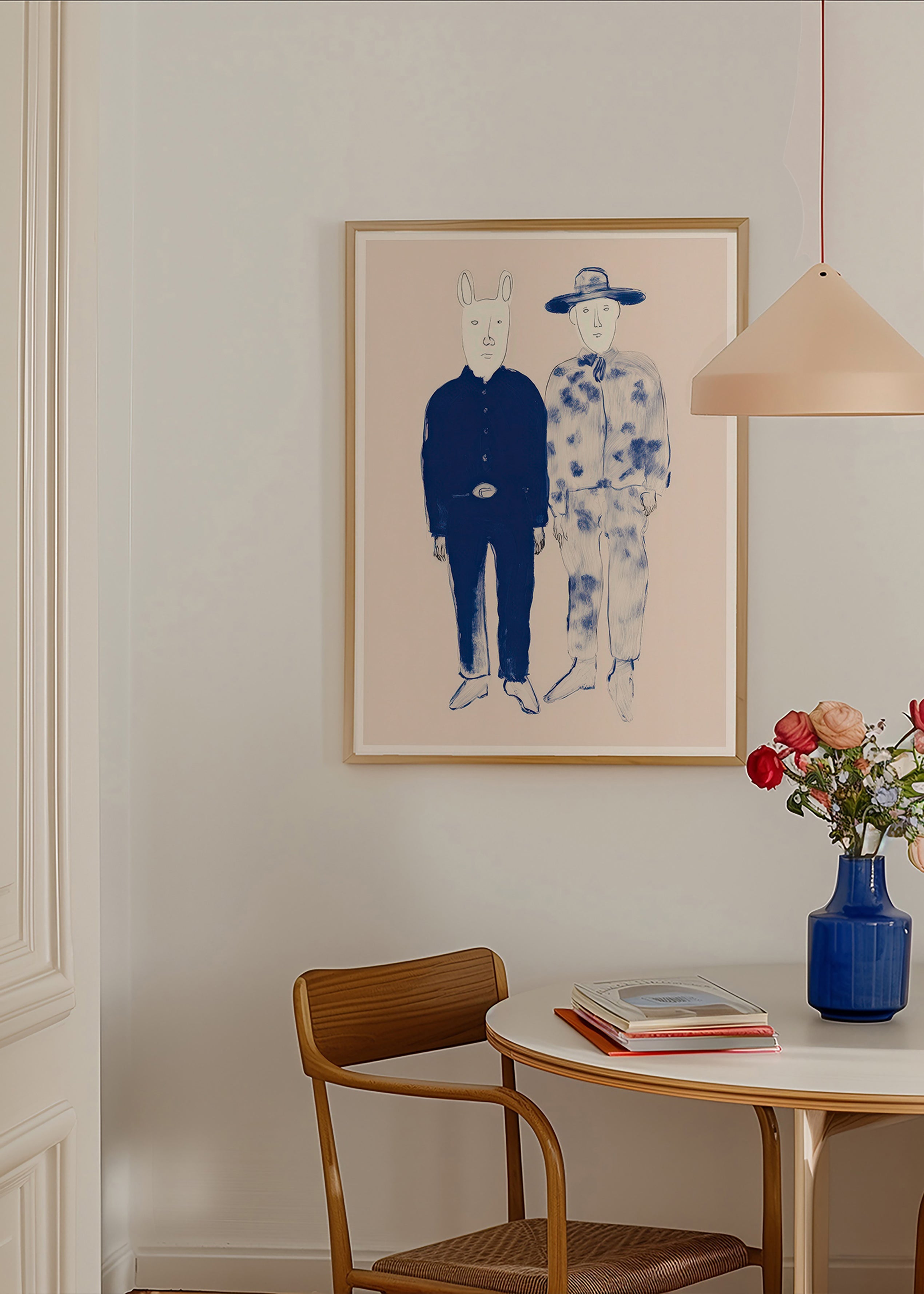 Ilustrace dvou postav s králíkem v modrém inkoustu