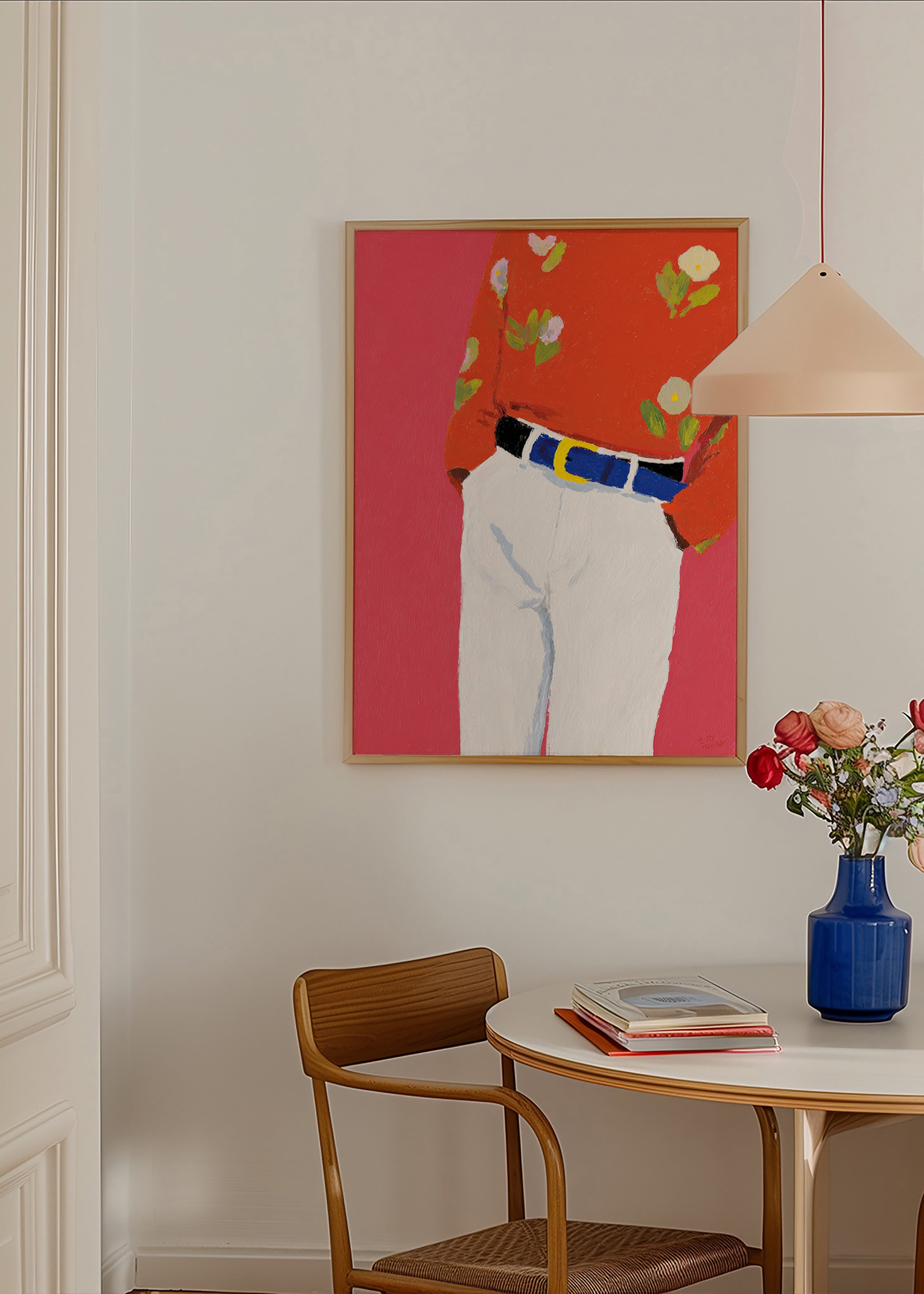 Ilustrace torza s květovanou košilí na růžovém pozadí