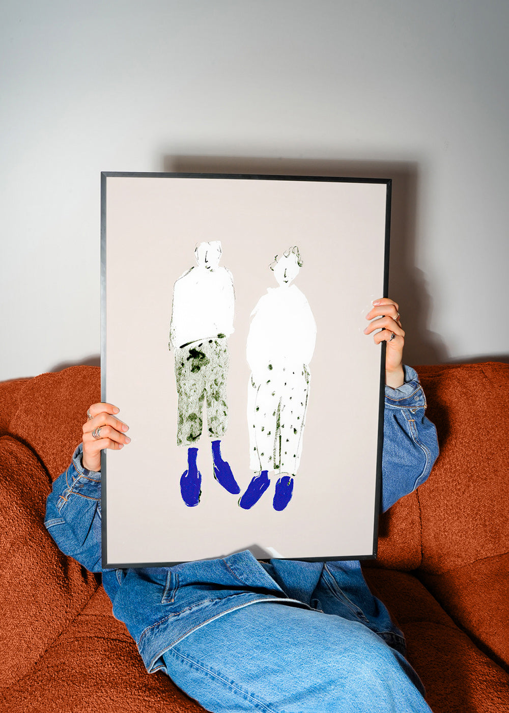 Minimalistická ilustrace páru s modrými botami